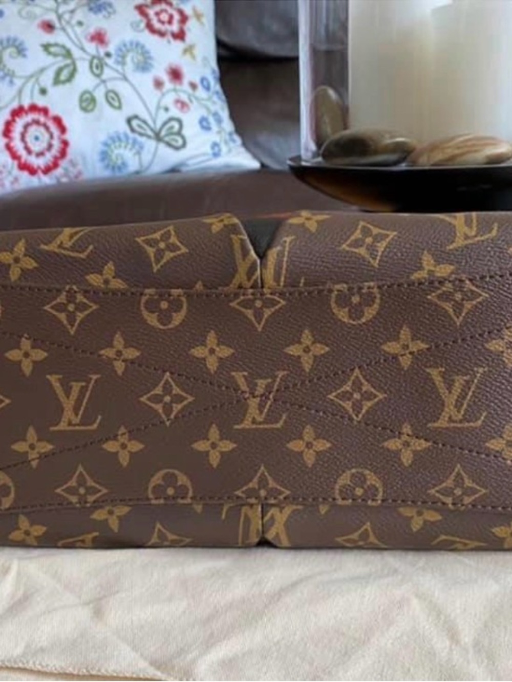 Louis Vuitton V Tote Monogram Top-Handle Satchel Tote Bag - Picture 5 of 9
